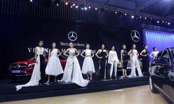 Dàn người đẹp trong gian hàng của Mercedes Benz