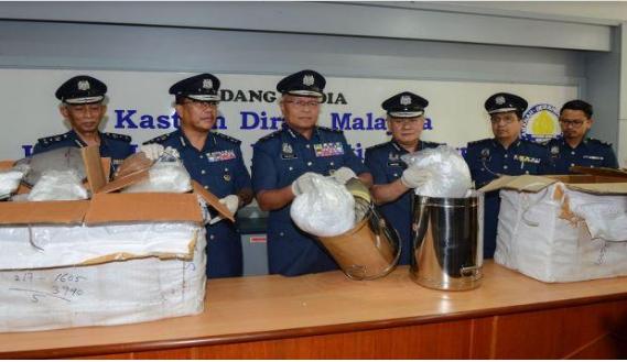 25 kg ma tuy da trong nhung binh nuoc bang thep khong gi