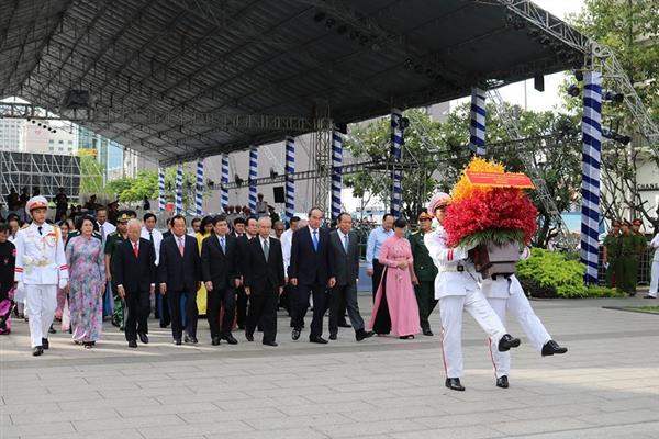 lanh dao tphcm dang huong dang hoa len chu tich ho chi minh