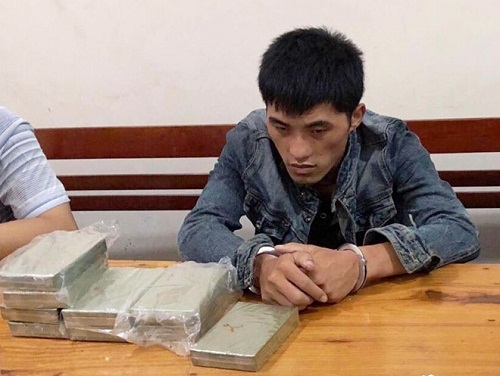 bat doi tuong van chuyen 10 banh heroin 1 kg ma tuy da tu lao vao viet nam