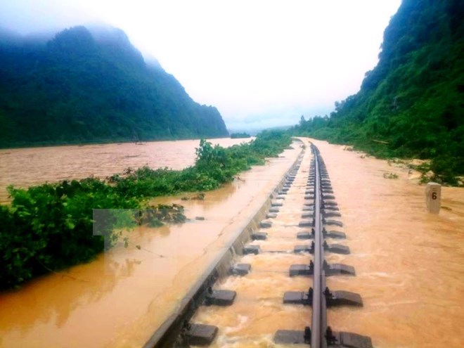 nganh duong sat chuyen tai hon 1000 khach ra khoi khu vuc lu lut