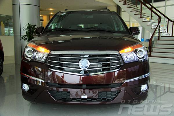 chi tiet ssangyong korando turismo gia 871 trieu dong