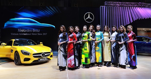 mercedes benz bat ngo cung ao dai viet nam