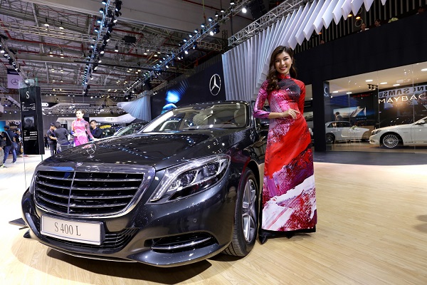 mercedes benz bat ngo cung ao dai viet nam