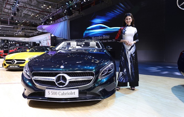 mercedes benz bat ngo cung ao dai viet nam