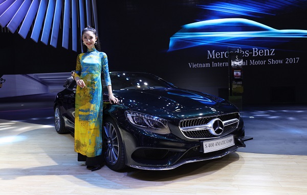 mercedes benz bat ngo cung ao dai viet nam