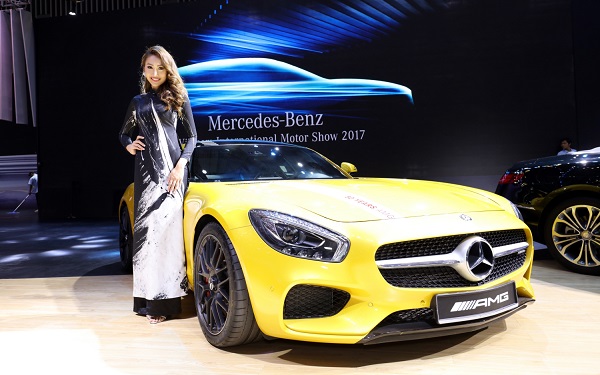 mercedes benz bat ngo cung ao dai viet nam