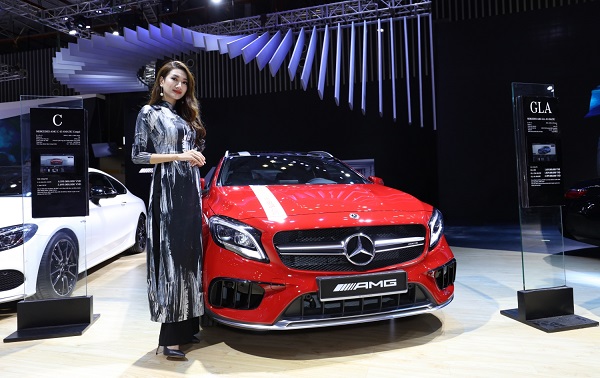 mercedes benz bat ngo cung ao dai viet nam