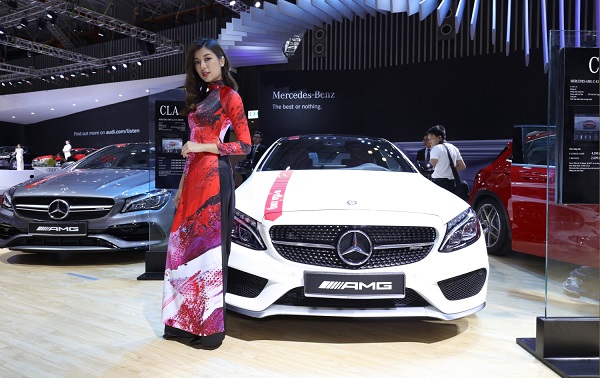 mercedes benz bat ngo cung ao dai viet nam