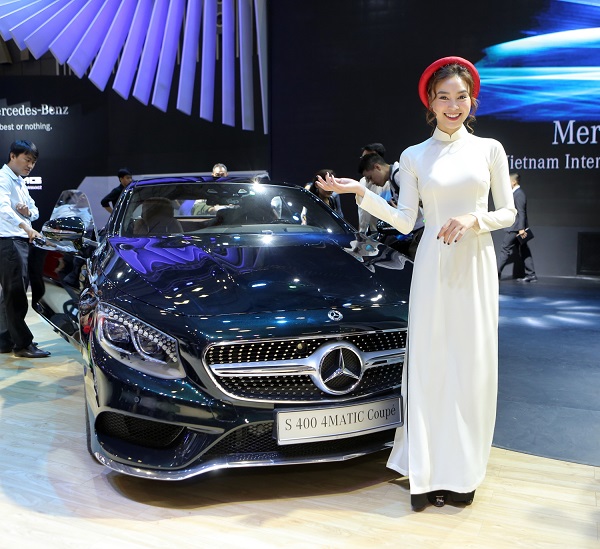 mercedes benz bat ngo cung ao dai viet nam