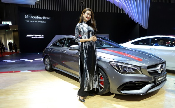 mercedes benz bat ngo cung ao dai viet nam