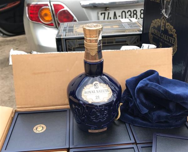 bat vu van chuyen trai phep 210 chai ruou ngoai chivas royal salute va beluga export