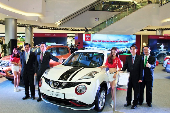 di aeon mall ngam xe nissan choi bong da nhu uefa