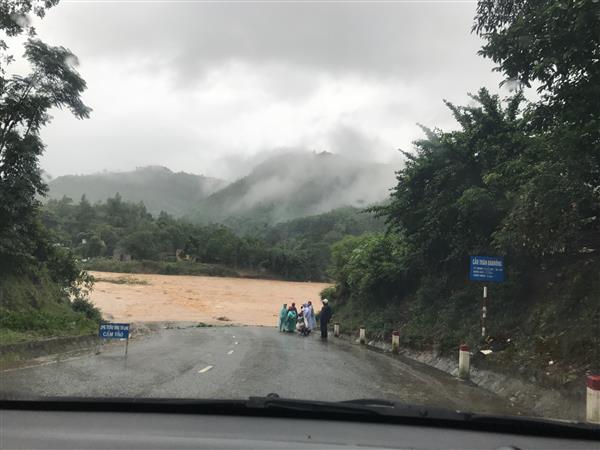 quang tri cua khau quoc te la lay bi co lap do mua lu