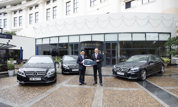 mercedes benz ban giao lo xe e class cho khach san hilton ha noi opera