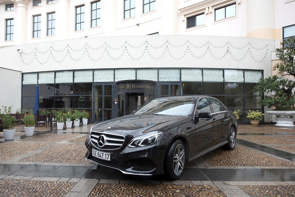 mercedes benz ban giao lo xe e class cho khach san hilton ha noi opera