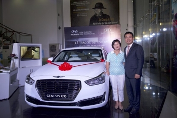 Nữ golf thủ 60 tuổi đạt giải thưởng chiếc xe hạng sang GENESIS G90