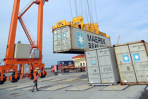 tiep tuc xu ly viec tam giu 7 container cua hang tau maersk