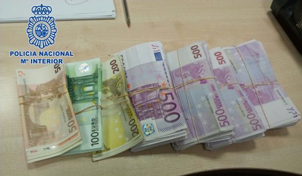 150 ngan euro nhet trong de giay