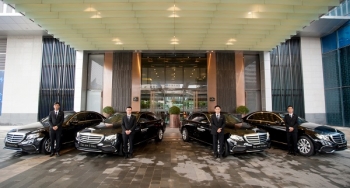 Mercedes-Benz bàn giao 4 xe E-Class cho InterContinental Hanoi Landmark72