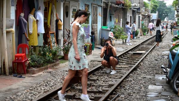 cnn viet ve trao luu chup anh selfie tren 39pho duong tau39 ha noi