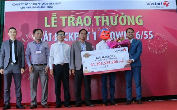 vietlott trao giai jackpot 1 tri gia 413 ty dong cho khach hang o dak lak