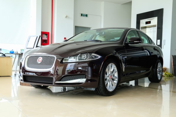 chiem nguong bo doi sedan jaguar xf va xj tai viet nam