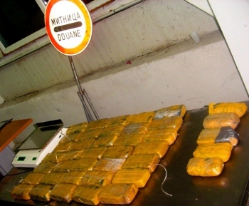 Hơn 20 kg heroin dưới sàn xe