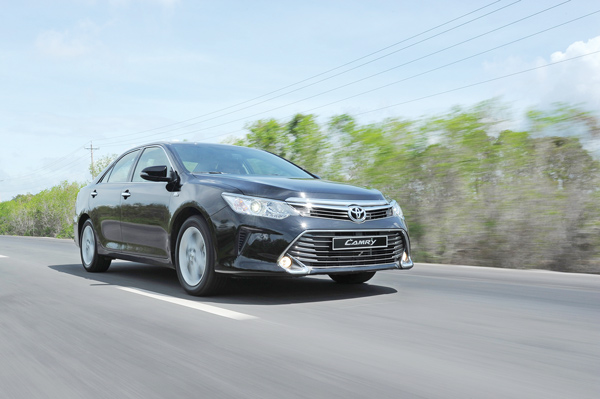 camry phien ban moi 2016 giu vung vi tri dan dau