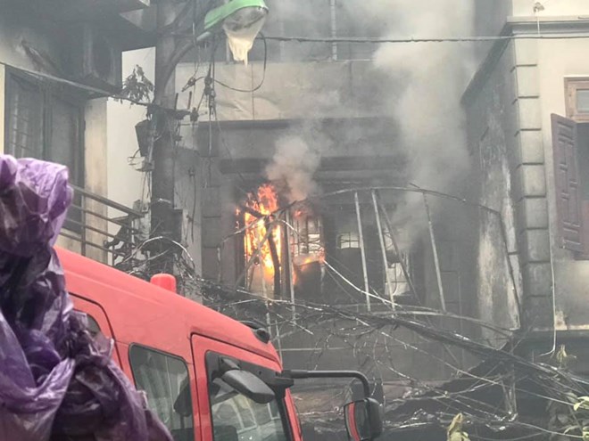 ha noi chay lon tai quan karaoke tren duong nguyen khiet