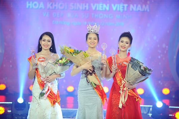 nu sinh dh luat hue dang quang hoa khoi sinh vien viet nam 2018