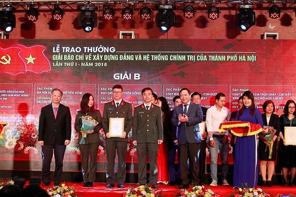 ha noi trao giai bao chi ve xay dung dang phat trien van hoa