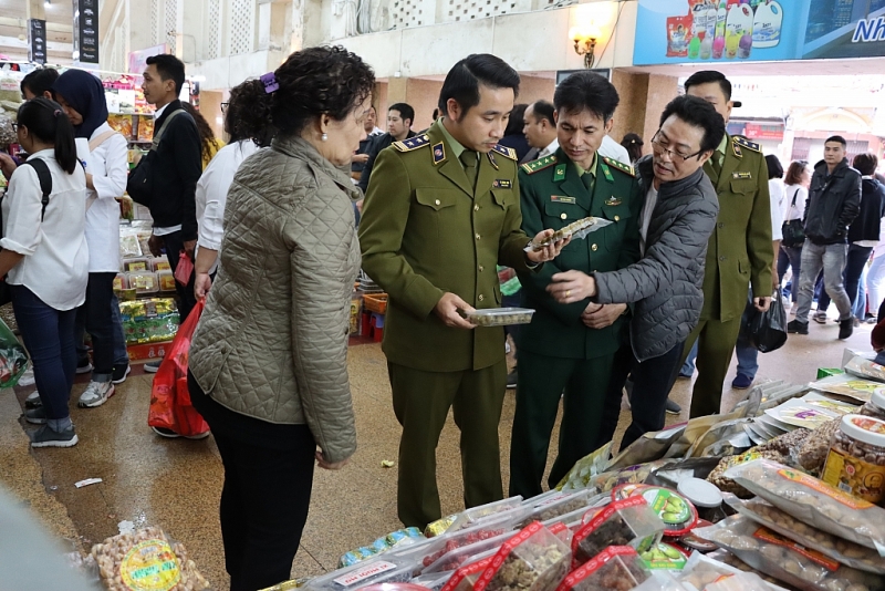 kiem tra cong tac chong buon lau dip tet tai san bay noi bai cho dong xuan