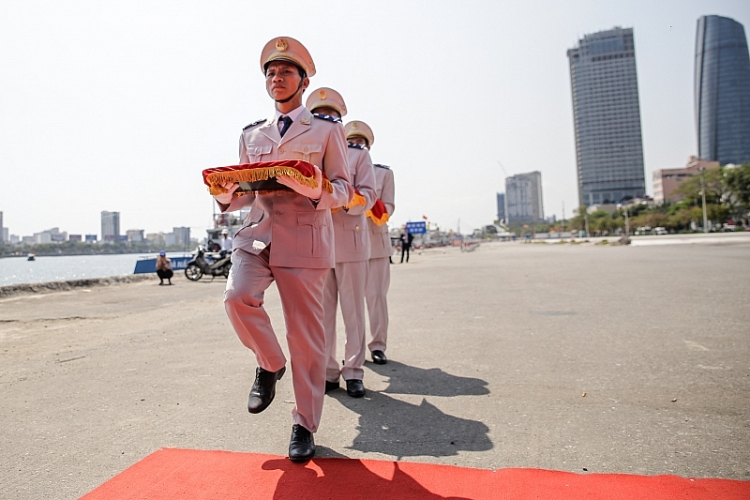 hinh anh thuong co tren tau cao toc cua hai quan tai da nang