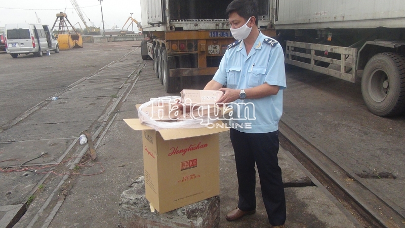 hinh anh moi nhat vu hon 3 trieu bao thuoc la lau phai dung 6 container chua hang vi pham