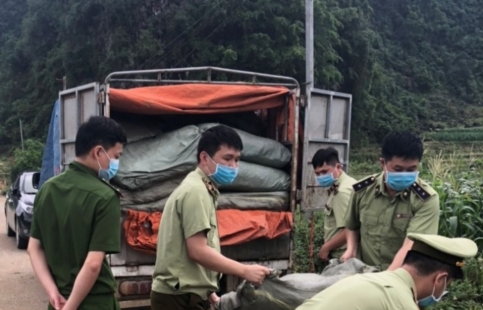 Bắt giữ gần 4 tấn nguyên liệu thuốc lá không rõ nguồn gốc