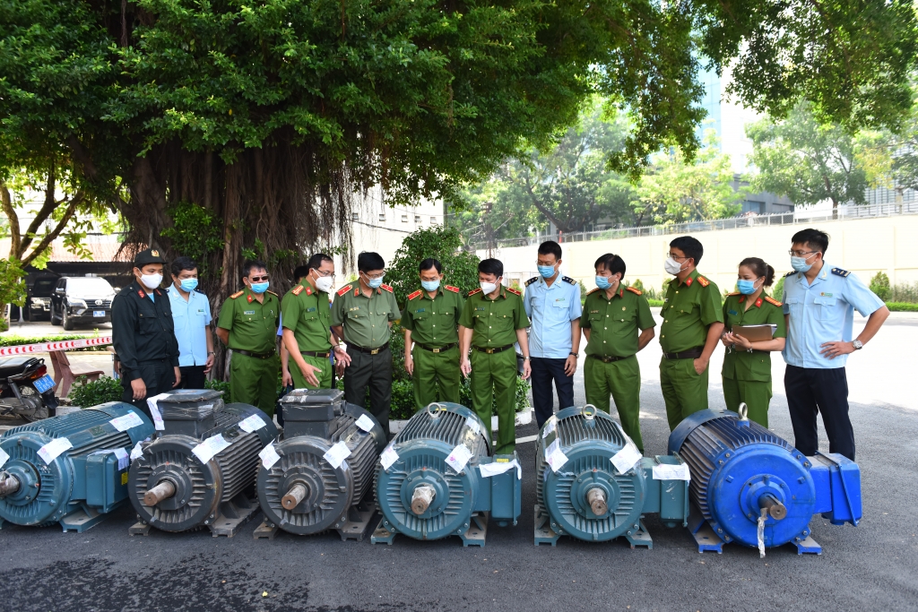 Hình ảnh ngụy trang hàng tạ ma túy giấu trong dạ dày lợn và mô tơ điện