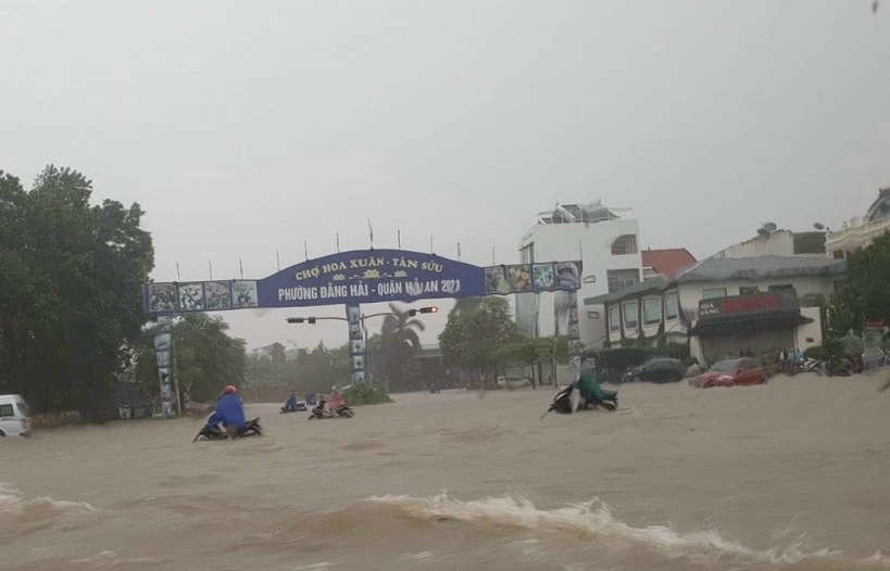 Hải Phòng: Chật vật làm thủ tục xuất nhập khẩu vì mưa lớn