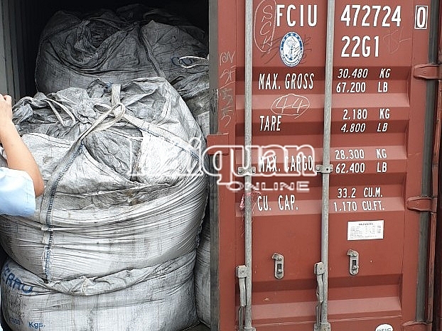 bat giam doc cong ty lien quan vu xuat khau 21 container quang