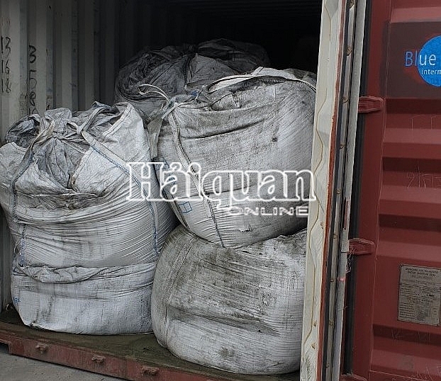 bat giam doc cong ty lien quan vu xuat khau 21 container quang