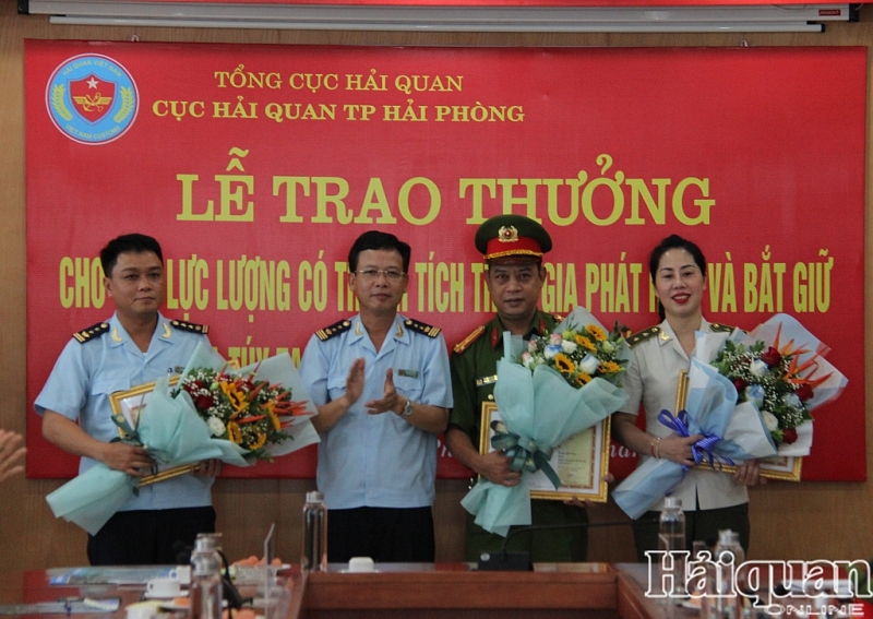 hai quan hai phong khen thuong thanh tich lan dau bat ma tuy tai san bay cat bi