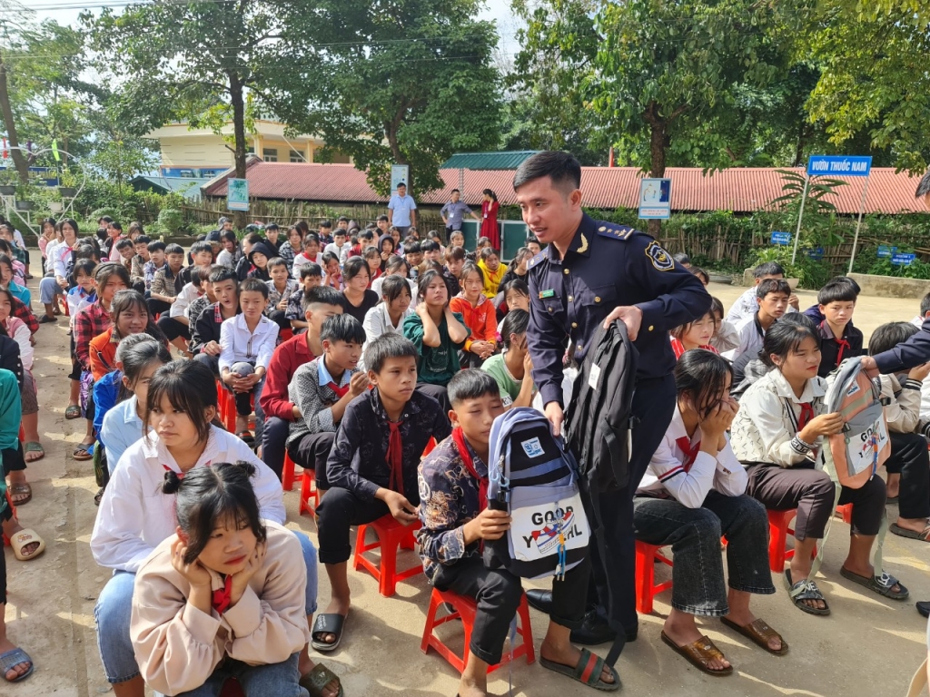 Thanh niên Hải quan tặng 200 suất quà cho học sinh vùng cao ở Hà Giang