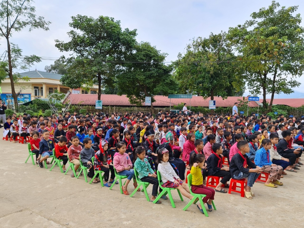 Thanh niên Hải quan tặng 200 suất quà cho học sinh vùng cao ở Hà Giang