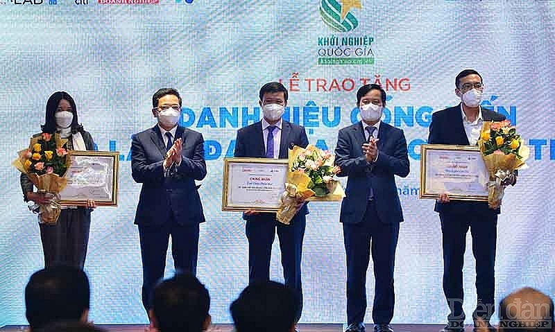 Ông Phạm Tấn Công – Chủ tịch VCCI; Ông Nguyễn Đức Hiển – Phó Trưởng ban Kinh tế Trung ương trao danh hiệu Địa phương tiêu biểu xây dựng hệ sinh thái khởi nghiệp năm 2021 và tặng hoa cho đại diện tại các địa phương: Tỉnh Thái Nguyên, tỉnh Thừa Thiên - Huế và Thành phố Cần Thơ. 