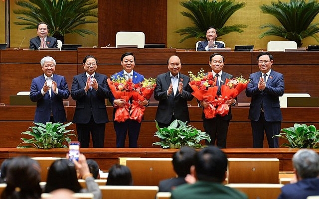 Chủ tịch nước Nguyễn Xuân Phúc, Thủ tướng Chính phủ Phạm Minh Chính, Chủ tịch Quốc hội Vương Đình Huệ, Chủ tịch Ủy ban Trung ương MTTQ Việt Nam Đỗ Văn Chiến gửi những lời chúc mừng tốt đẹp nhất và tặng những đóa hoa tươi thắm tới đồng chí Trần Hồng Hà và đồng chí Trần Lưu Quang - Ảnh: VGP