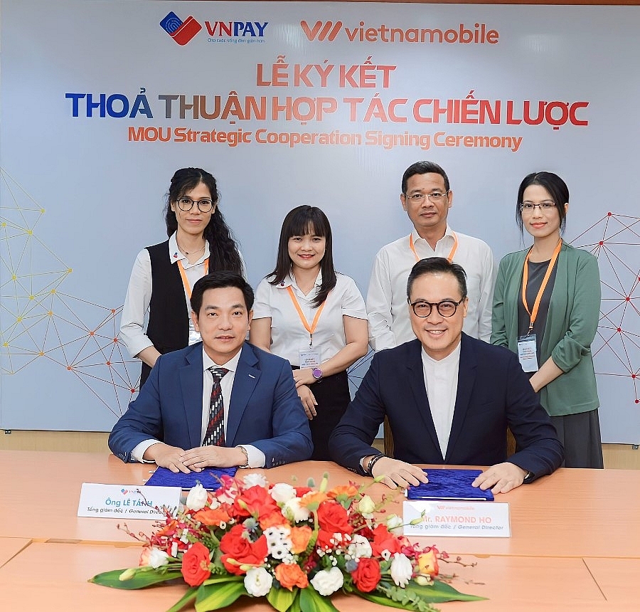 Ông Lê Tánh - Tổng Giám Đốc VNPAY và ông Raymond Ho - Tổng Giám Đốc Vietnamobile trong lễ ký kết.