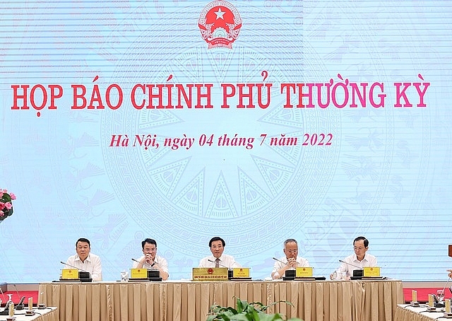 Buổi họp báo Chính phủ thường kỳ tháng 6 diễn ra chiều 4/7 - Ảnh: VGP/Nhật Bắc