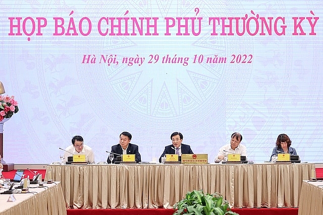 Đại diện lãnh đạo các bộ, ngành làm rõ, trả lời các câu hỏi của phóng viên tại họp báo Chính phủ thường kỳ tháng 10/2022 - Ảnh: VGP/Nhật Bắc