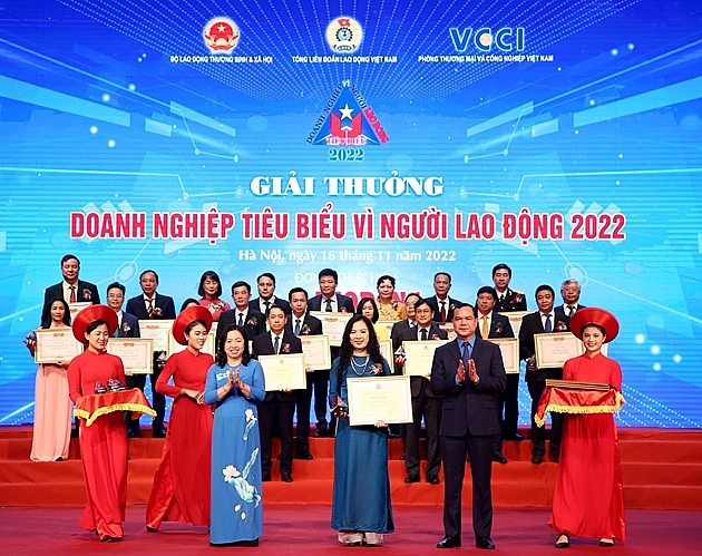 Đại diện Tập đoàn BRG nhận giải thưởng “Doanh nghiệp tiêu biểu vì người lao động” năm 2022.