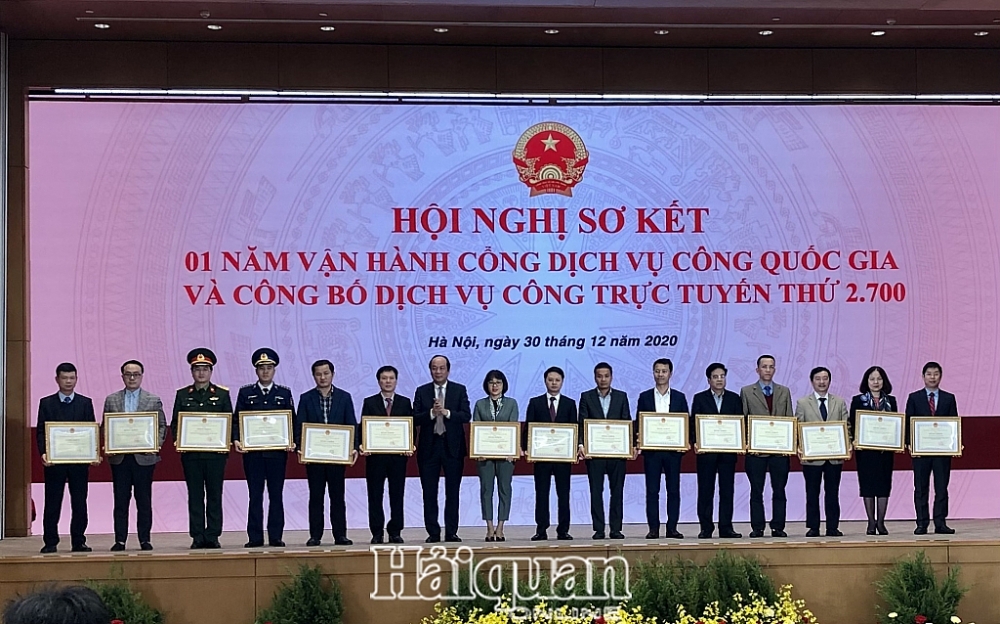 Đại diện Tổng cục Hải quan (thứ 3 từ bên phải sang) nhận bằng khen từ Bộ trưởng, Chủ nhiệm VPCP Mai Tiến Dũng. Ảnh: H.Dịu